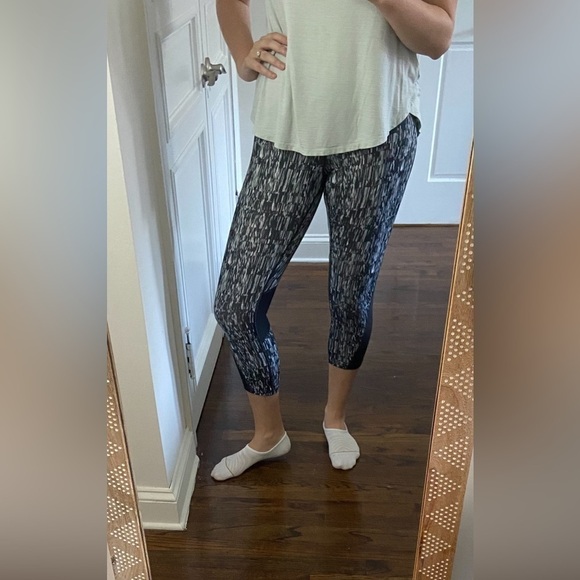 Nike Dri Fit Capri Leggings Black White Gray Mesh Back Cutouts & Pocket Medium - Picture 1 of 11